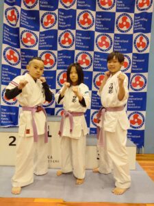 R7.2/24 第7回哲心杯空手道選手権大会 第2回ALL JAPAN CHALLENGE CUPに 参戦させて頂きました 当道場から3名がエントリー 哲心杯 小学4年男子選抜30kg以上 岡田 悠生＝初戦敗退 小学5年男子選抜35kg未満 奥村 優羅凰＝初戦敗退 CHALLENGECUP 小学5年男子35kg未満 奥村 優羅凰＝2回戦敗退 小学5年女子35kg未満 奥村 陽心＝初戦敗退 悠生は昔の悪い癖が出て組手が荒くなり 焦りも出てたな? 次は落ち着いてやろうな (｡•̀ᴗ-)و ̑̑✧ ユラは昨日に引き続き2日連続の試合 しかもダブルエントリー (*•̀ᴗ•́*)و ̑̑ ただ肋骨は折れたまま (>_ᴗ