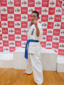 R7.4/27 真正会様主催の Jr.KARATE FEST 2025に参戦させて頂きました 当道場からは岡田悠生1人がエントリー ただ10日程前に右手中指を骨折? しかも試合前日から高熱が出て棄権も考えましたが 本人は出場すると言い出場しました 立つのもやっとのフラフラ状態 (>_