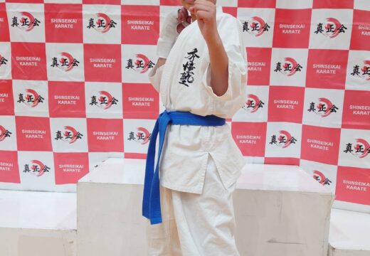 R7.4/27 真正会様主催の Jr.KARATE FEST 2025に参戦させて頂きました 当道場からは岡田悠生1人がエントリー ただ10日程前に右手中指を骨折? しかも試合前日から高熱が出て棄権も考えましたが 本人は出場すると言い出場しました 立つのもやっとのフラフラ状態 (>_