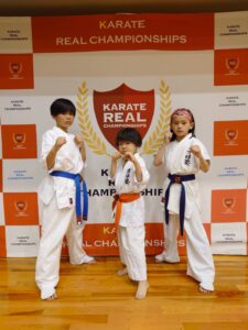 R7.4/13 第8回京都ジュニア空手道 リアルチャンピオンシップ選抜大会に 参戦させて頂きました 初心クラス 小学3年男子の部 櫻井 遙真＝初戦敗退 完全な稽古不足?まぁそこは本人のペースがあるからね 選抜クラス 小学5年37kg以上の部 岡田 悠生＝初戦敗退 試合開始からラストまでしっかりと打ち合えて 手数も出ていたが惜しくも判定負け? あと1つ何かが足りない? しっかりと試合を見返して自分なりに研究をしような 選抜クラス 小学6年男子40kg未満の部 奥村 優羅凰＝初戦敗退 ユラはまだ尾骶骨が完治しておらず しかも稽古で腰を痛めてまともに踏ん張れない状態での出場 試合中に尾骶骨を蹴られ痛みが再発(>_<) 蹴りを出すとかなりの痛みが出たみたいで 突きと膝蹴りをメインに切り替えたが 粘りが出ず惜しくも判定負け? 次は万全な体勢で挑もうな (｡•̀ᴗ-)و ̑̑✧ 今大会を主催してくださった一拳会、長嶋代表及びスタッフ関係者の方々 大変有難う御座いました また出場された各団体代表スタッフの方々 対戦相手の方々お疲れ様でした #一拳会 #リアルチャンピオンシップ選抜大会 #京都ジュニア空手道 #横大路 #みんなよく頑張った #湖南市 #フルコン #空手 #秀憧塾 #格闘技 #K-1 #グローブ空手 #護身術 #道場生募集中 #キッズ #ジュニア #見学 #体験 #キックボクシング #栗東市 #空手女子 #キック女子 #継続しか力にならない #護身術 #少年部 #甲賀市 ホームページ https://shudoujuku.com/ Facebook https://www.facebook.com/profile.php?id=100014979272860 LINE公式アカウント https://lin.ee/n2oPodg @lwn2596v X（旧Twitter ) @shudoujuku Instagram shudoujuku YouTube https://youtube.com/channel/UC92xaUMxbwBFQuh2U50cqzw 