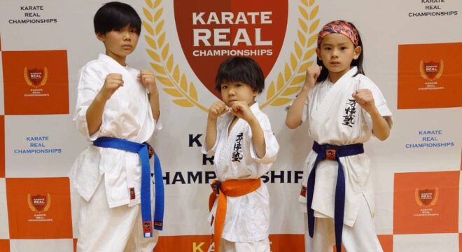 R7.4/13 第8回京都ジュニア空手道 リアルチャンピオンシップ選抜大会に 参戦させて頂きました 初心クラス 小学3年男子の部 櫻井 遙真＝初戦敗退 完全な稽古不足?まぁそこは本人のペースがあるからね 選抜クラス 小学5年37kg以上の部 岡田 悠生＝初戦敗退 試合開始からラストまでしっかりと打ち合えて 手数も出ていたが惜しくも判定負け? あと1つ何かが足りない? しっかりと試合を見返して自分なりに研究をしような 選抜クラス 小学6年男子40kg未満の部 奥村 優羅凰＝初戦敗退 ユラはまだ尾骶骨が完治しておらず しかも稽古で腰を痛めてまともに踏ん張れない状態での出場 試合中に尾骶骨を蹴られ痛みが再発(>_