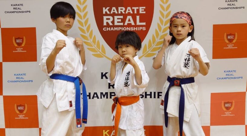 R7.4/13 第8回京都ジュニア空手道 リアルチャンピオンシップ選抜大会に 参戦させて頂きました 初心クラス 小学3年男子の部 櫻井 遙真＝初戦敗退 完全な稽古不足?まぁそこは本人のペースがあるからね 選抜クラス 小学5年37kg以上の部 岡田 悠生＝初戦敗退 試合開始からラストまでしっかりと打ち合えて 手数も出ていたが惜しくも判定負け? あと1つ何かが足りない? しっかりと試合を見返して自分なりに研究をしような 選抜クラス 小学6年男子40kg未満の部 奥村 優羅凰＝初戦敗退 ユラはまだ尾骶骨が完治しておらず しかも稽古で腰を痛めてまともに踏ん張れない状態での出場 試合中に尾骶骨を蹴られ痛みが再発(>_