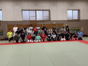 R7.5/18 関西スパーリング交流会に参加させて頂きました(^O^) 毎月開かれている色んな武道や流派が集まり 技を磨く集まりです(｡•̀ᴗ-)و ̑̑✧ 異種格闘技戦とも言えるこの交流会はいつも大変勉強になります 主催者であるLee先生をはじめ参加された方々有難う御座いましたm(_ _)m #関西スパーリング交流会 #関スパ #Lees #テコンドー #MMA #躰道 #ヌンチャク 総合格闘技 #空道 #湖南市 #フルコン #空手 #秀憧塾 #格闘技 #K-1 #グローブ空手 #護身術 #道場生募集中 #キッズ #ジュニア #見学 #体験 #キックボクシング #栗東市 #空手女子 #キック女子 #継続しか力にならない #護身術 #少年部 #甲賀市 ホームページ https://shudoujuku.com/ Facebook https://www.facebook.com/profile.php?id=100014979272860 LINE公式アカウント https://lin.ee/n2oPodg @lwn2596v X（旧Twitter ) @shudoujuku Instagram shudoujuku YouTube https://youtube.com/channel/UC92xaUMxbwBFQuh2U50cqzw 