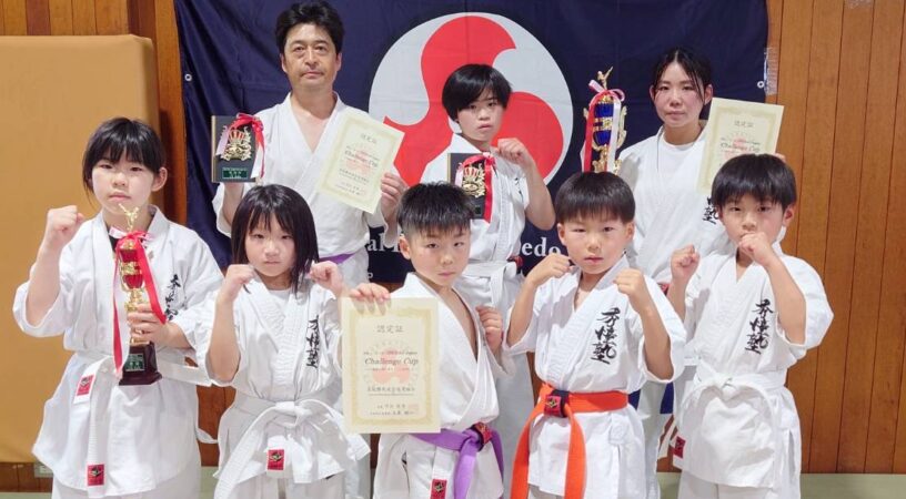 R7.7/8 誠拳塾様主催の 第20回 登龍門空手道大会に参戦させて頂きました 当道場からは9名がエントリー 初心クラス小学3年男子の部 寺嶌理生＝ベスト4 初心クラス小学3年女子の部 川崎優恵＝初戦敗退 初心クラス小学4年女子の部 白石望結＝優勝 初心クラス一般女子の部 奥村未艶凛＝初戦敗退 小学1年男子の部 岡田大羽＝三つ巴一勝一敗 小学4年男子の部 岡田大羽＝初戦敗退 小学6年の部 黒木天＝欠場 一般女子の部 岡田麻衣＝優勝 マスターズの部 上田智朗＝ワンマッチ敗退 みんなよく頑張ったね(｡???-)? ??? 次は更なる上を目指して頑張って(*?????*)? ?? 今大会を主催してくださった誠拳塾代表、大会関係者の方々 大変有難う御座いました また出場された各団体代表及び選手の方々 お疲れ様でした #第20回登龍門空手道大会 #登龍門 #誠拳塾 #みんなよく頑張った #兵庫県 #伊丹市 #湖南市 #フルコン #空手 #秀憧塾 #格闘技 #K-1 #グローブ空手 #護身術 #道場生募集中 #キッズ #ジュニア #見学 #体験 #キックボクシング #栗東市 #空手女子 #キック女子 #継続しか力にならない #護身術 #少年部 #甲賀市 ホームページ https://shudoujuku.com/ Facebook https://www.facebook.com/profile.php?id=100014979272860 LINE公式アカウント https://lin.ee/n2oPodg @lwn2596v X（旧Twitter ) @shudoujuku Instagram shudoujuku YouTube https://youtube.com/channel/UC92xaUMxbwBFQuh2U50cqzw