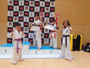 R7.6/15 小坂会館様主催の 第2回三重空手道王座決定戦に参戦させて頂きました 当道場からは4名がエントリー 初中級クラス小学1年男子 岡田 大羽＝4位 初中級クラス小学4年男子32kg未満 岡田 大舞＝3位 選抜クラス小学5年男子37kg以上 岡田 悠生＝3位 選抜クラス小学6年男子40kg未満 奥村 優羅凰＝初戦敗退 みんな良く頑張ったね これからもまだまだ上を目指して頑張ろうな (｡•̀ᴗ-)و ̑̑✧ 今大会を主催してくださった小坂会館 小坂館長及びスタッフ関係者の皆様 有難う御座いました お疲れ様でした また出場された各団体代表及びスタッフ関係者 出場された選手の方々 お疲れ様でした #小坂会館 #三重空手道王座決定戦 #お疲れ様でした #良く頑張った #リアルチャンピオンシップ選抜大会 #湖南市 #フルコン #空手 #秀憧塾 #格闘技 #K-1 #グローブ空手 #護身術 #道場生募集中 #キッズ #ジュニア #見学 #体験 #キックボクシング #栗東市 #空手女子 #キック女子 #継続しか力にならない #護身術 #少年部 #甲賀市 ホームページ https://shudoujuku.com/ Facebook https://www.facebook.com/profile.php?id=100014979272860 LINE公式アカウント https://lin.ee/n2oPodg @lwn2596v X（旧Twitter ) @shudoujuku Instagram shudoujuku YouTube https://youtube.com/channel/UC92xaUMxbwBFQuh2U50cqzw 