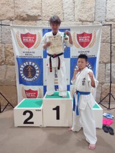 R7.6/22 全真会館様主催の
リアルチャンピオンシップ選抜
全真カップ全関西空手道選手権大会2025に
参戦させて頂きました
当道場からは2名がエントリー
全真FKマスターズ上級クラス50歳以上男子75kg以上
大屋 貴俊＝優勝
ちょっと久々の優勝やったけど
読みが当たって
日頃の稽古の成果が出た良い試合内容でした

選抜小学5年男子37kg以上
岡田 悠生＝初戦敗退
黒帯相手に1歩も引かず
内容的には試合には前だけど
勝負には負けてなかったよ
次も頑張れ！(*•̀ᴗ•́*)و ̑̑

今大会を主催してくださった全真会館 外岡館長、高原筆頭師範及び大会スタッフ関係者の方々
大変有難う御座いました
出場された各団体代表及びスタッフ、選手の方々
お疲れ様でした
#全真会館 リアルチャンピオンシップ選抜 #全真カップ全関西空手道選手権大会 #お疲れ様でした #良く頑張ったね #湖南市 #フルコン #空手 #秀憧塾 #格闘技 #K-1 #グローブ空手 #護身術 #道場生募集中 #キッズ #ジュニア #見学 #体験 #キックボクシング #栗東市  #空手女子 #キック女子 #継続しか力にならない #護身術  #少年部 #甲賀市
ホームページ
https://shudoujuku.com/
Facebook 

https://www.facebook.com/profile.php?id=100014979272860

LINE公式アカウント
https://lin.ee/n2oPodg
@lwn2596v 

X（旧Twitter )
@shudoujuku

Instagram  
shudoujuku

YouTube
https://youtube.com/channel/UC92xaUMxbwBFQuh2U50cqzw
