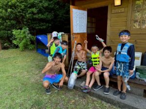 7月26日～27日 三重県鳥羽市まで
合宿キャンプに行ってきました o(^▽^)o
合宿って言うても全てが遊び (*´艸`)
BBQと海水浴のみ(笑)
BBQではお肉はもちろん大アサリ、ハマグリ
サザエ、車海老になんと今回は
マグロの兜焼き Σ(ﾟωﾟﾉ)ﾉ
子供達は大はしゃぎ o(≧▽≦)o
日が落ちると花火大会の始まり ?
夜中まで遊んでまた早朝より海水浴とBBQ(笑)
みんなかなり楽しんで遊んでたみたいで
良かったです ＼(*⌒0⌒)♪
また来年もここに来ような(｡•̀ᴗ-)و ̑̑✧
#合宿キャンプ #三重県 #鳥羽市 #鳥羽キャンプ場 #海鮮たっぷり #マグロの兜焼き #大アサリ #サザエ #ハマグリ #車海老 #バーベキュー #海水浴 #花火大会 #遊びまくった #楽しかったね #湖南市 #フルコン #空手 #秀憧塾 #格闘技 #K-1 #グローブ空手 #護身術 #道場生募集中 #キッズ #ジュニア #見学 #体験 #キックボクシング #栗東市  #空手女子 #キック女子 #継続しか力にならない #護身術  #少年部 #甲賀市
ホームページ
https://shudoujuku.com/
Facebook 

https://www.facebook.com/profile.php?id=100014979272860

LINE公式アカウント
https://lin.ee/n2oPodg
@lwn2596v 

X（旧Twitter )
@shudoujuku

Instagram  
shudoujuku

YouTube
https://youtube.com/channel/UC92xaUMxbwBFQuh2U50cqzw
