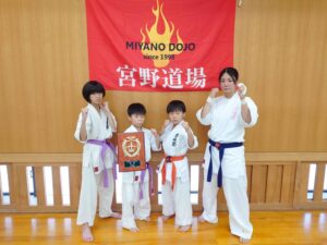 R7.7/6 宮野道場様主催の
ジュニア交流大会
第12回 全関西新人交流大会に
当道場から4名がエントリー
初級小学1年男子
岡田 大羽＝優勝
初級小学4年男子
岡田 大舞＝初戦敗退
初中級小学6年男子
黒木 天＝初戦敗退
中級30歳以上無差別
岡田 麻衣＝準優勝

トワは安定の強さ?
これから先が恐ろしい?
ソウマは中盤まではよかったけど
金的を貰ってから失速
痛がりながらでも最後まで良く頑張ったね (*•̀ᴗ•́*)و ̑̑
テンは久々の試合?
緊張もあってか
距離感が少し違ったね(>_<)
これから試合数を増やして
感覚をつけような(｡•̀ᴗ-)و ̑̑✧
麻衣さんは1級相手に延長までもつれ込んで結果
判定負けでしたが格上相手に良く頑張ったよ(๑•̀ㅂ•́)و✧
しかし一体何発顔面を殴られた?やろうな?
試合では負けたけど勝負では負けてなかったよ(ง •̀_•́)ง

今大会を主催してくださった
宮野道場、宮野代表及びスタッフ関係者の方々
有難う御座いました
また出場された各団体代表及び選手の方々
お疲れ様でした
#宮野道場 #ジュニア交流大会 #第12回全関西新人交流大会 #みんな良く頑張った #優勝おめでとう #顔面殴打連発 #経験値 #悔しかったな #試合に負けても勝負では負けてない #湖南市 #フルコン #空手 #秀憧塾 #格闘技 #K-1 #グローブ空手 #護身術 #道場生募集中 #キッズ #ジュニア #見学 #体験 #キックボクシング #栗東市  #空手女子 #キック女子 #継続しか力にならない #護身術  #少年部 #甲賀市
ホームページ
https://shudoujuku.com/
Facebook 

https://www.facebook.com/profile.php?id=100014979272860

LINE公式アカウント
https://lin.ee/n2oPodg
@lwn2596v 

X（旧Twitter )
@shudoujuku

Instagram  
shudoujuku

YouTube
https://youtube.com/channel/UC92xaUMxbwBFQuh2U50cqzw
