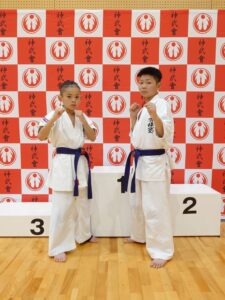 R7.9/21 リアルチャンピオンシップ選抜 四国予選大会に参戦させて頂きました 当道場からはユラと悠生の2名がエントリー ユラは左足のかかとを疲労骨折 悠生は右足のかかとを骨折? 両名とも棄権を考えましたが本人達の意向で試合にのぞみました (ง •̀_•́)ง 結果は残念でしたが素晴らしい試合を見せてくれて 感動で涙が出そうに （T-T） しかしこの2人のコンビだけは ケガをする時もケガの場所もほぼ同じって ちょっと仲良すぎ (^_^;) 大会を主催してくださった 神武會館 西山代表及びスタッフ関係者の方々 有難う御座いました 出場された各団体代表及びスタッフ選手の方々 お疲れ様でした #リアルチャンピオンシップ選抜 #四国予選大会 #徳島県 #骨折しながらの試合 #よく頑張った #湖南市 #フルコン #空手 #秀憧塾 #格闘技 #K-1 #グローブ空手 #護身術 #道場生募集中 #キッズ #ジュニア #見学 #体験 #キックボクシング #栗東市 #空手女子 #キック女子 #継続しか力にならない #護身術 #少年部 #甲賀市