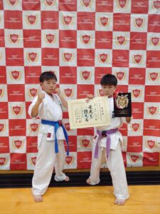 R8.4/26 第2回松江城杯 空手道選手権大会に 参戦させて頂きました 当道場からは2名エントリー 中級クラス小学2年男子 岡田 大羽＝優勝🥇 中級クラス小学5年男子 岡田 大舞＝ベスト4 今回はトワの快進撃が凄かったな (ง •̀_•́)ง ソウマも技ありを取るなどして 良い内容の試合でした o(^▽^)o 今大会を主催してくださった 流心會館 藤崎代表及び大会運営スタッフの方々 有難う御座いました また出場された各団体代表及び選手の方々 お疲れ様でした #島根県 #松江城 #流心會館 #松江城杯 #空手道選手権大会 #リアルチャンピオンカップ #湖南市 #フルコン #空手 #秀憧塾 #格闘技 #K-1 #グローブ空手 #護身術 #道場生募集中 #キッズ #ジュニア #見学 #体験 #キックボクシング #栗東市 #空手女子 #キック女子 #継続しか力にならない #護身術 #少年部 #甲賀市 