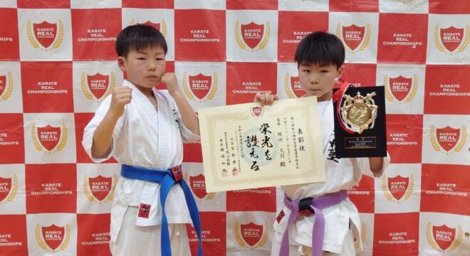 R8.4/26 第2回松江城杯 空手道選手権大会に 参戦させて頂きました 当道場からは2名エントリー 中級クラス小学2年男子 岡田 大羽＝優勝🥇 中級クラス小学5年男子 岡田 大舞＝ベスト4 今回はトワの快進撃が凄かったな (ง •̀_•́)ง ソウマも技ありを取るなどして 良い内容の試合でした o(^▽^)o 今大会を主催してくださった 流心會館 藤崎代表及び大会運営スタッフの方々 有難う御座いました また出場された各団体代表及び選手の方々 お疲れ様でした #島根県 #松江城 #流心會館 #松江城杯 #空手道選手権大会 #リアルチャンピオンカップ #湖南市 #フルコン #空手 #秀憧塾 #格闘技 #K-1 #グローブ空手 #護身術 #道場生募集中 #キッズ #ジュニア #見学 #体験 #キックボクシング #栗東市 #空手女子 #キック女子 #継続しか力にならない #護身術 #少年部 #甲賀市