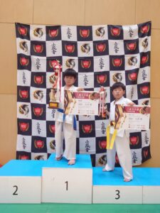 R8.5/31 小阪会館様主催の 第3回三重空手道王座決定戦に 参戦させて頂きました 当道場から2名エントリー 中級クラス小学2年男子 無差別 岡田 大羽＝優勝🥇 中級クラス小学5年男子37kg未満 岡田 大舞＝3位🥉 2人ともよく頑張ったね まだまだ波があるけど 少しずつステップアップしていこうな (｡•̀ᴗ-)و ̑̑✧ 今大会を主催してくださった 小阪会館 小阪館長及び大会運営スタッフの皆様 有難う御座いました また出場された各団体代表及び選手の方々お疲れ様でした #小阪会館 #三重空手道王座決定戦 #優勝おめでとう #よく頑張ったね #湖南市 #フルコン #空手 #秀憧塾 #格闘技 #K-1 #グローブ空手 #護身術 #道場生募集中 #キッズ #ジュニア #見学 #体験 #キックボクシング #栗東市 #空手女子 #キック女子 #継続しか力にならない #護身術 #少年部 #甲賀市 ホームページ http://www.shudoujuku.com Facebook https://www.facebook.com/profile.php?id=100014979272860 LINE公式アカウント https://lin.ee/n2oPodg @lwn2596v LINEスタンプ [空手道場「秀憧塾」] https://line.me/S/sticker/13570742/?lang=ja&ref=gnsh_stickerDetail Twitter @shudoujuku Instagram shudoujuku YouTube https://youtube.com/channel/UC92xaUMxbwBFQuh2U50cqzw 本部道場 〒520-3113 滋賀県湖南市石部北3-1-18 ふぇいす2F 代表連絡先 09098754146 メールアドレス info@shudoujuku.com 携帯アドレス shudoujuku@docomo.ne.jp