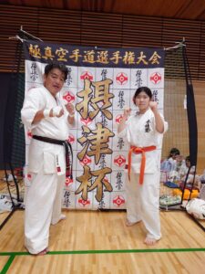 9月20日 第1回摂津杯 極真空手道選手権大会に 参戦させて頂きました 当道場から2名エントリー 初級小5女子 白石 望結=初戦敗退 シニア男子上級50歳以上75kg以上 大屋 貴俊=初戦敗退 望結は半年ぶり以上の試合! 大屋さんも約1年ぶりの試合! 2人とも久々なんで緊張してたけど よく頑張ったよ!o(^▽^)o 今年に入って体調を崩し検査入院や ずっと病院通いで疲れててなかなか SNS等のアップや見る事もなかったのですが これから体調の良い時に少しずつが またアップしていこうと思います #摂津杯 #極真会館 #大阪浪速道場 #摂津道場 #よく頑張ったね