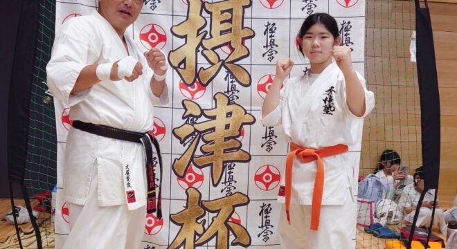 9月20日 第1回摂津杯 極真空手道選手権大会に 参戦させて頂きました 当道場から2名エントリー ⁡ 初級小5女子 白石 望結＝初戦敗退 シニア男子上級50歳以上75kg以上 大屋 貴俊＝初戦敗退 望結は半年ぶり以上の試合！ 大屋さんも約1年ぶりの試合！ 2人とも久々なんで緊張してたけど よく頑張ったよ！o(^▽^)o ⁡ 今年に入って体調を崩し検査入院や ずっと病院通いで疲れててなかなか SNS等のアップや見る事もなかったのですが これから体調の良い時に少しずつが またアップしていこうと思います ⁡ #摂津杯 #極真会館 #大阪浪速道場 #摂津道場 #よく頑張ったね