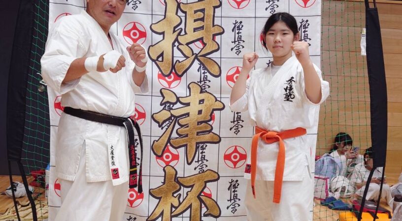 9月20日 第1回摂津杯 極真空手道選手権大会に 参戦させて頂きました 当道場から2名エントリー ⁡ 初級小5女子 白石 望結＝初戦敗退 シニア男子上級50歳以上75kg以上 大屋 貴俊＝初戦敗退 望結は半年ぶり以上の試合！ 大屋さんも約1年ぶりの試合！ 2人とも久々なんで緊張してたけど よく頑張ったよ！o(^▽^)o ⁡ 今年に入って体調を崩し検査入院や ずっと病院通いで疲れててなかなか SNS等のアップや見る事もなかったのですが これから体調の良い時に少しずつが またアップしていこうと思います ⁡ #摂津杯 #極真会館 #大阪浪速道場 #摂津道場 #よく頑張ったね